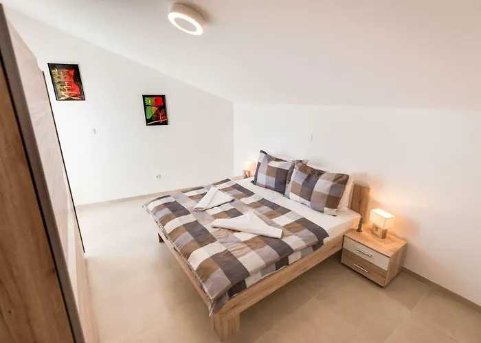 Croatica Podsolarsko שיבניק